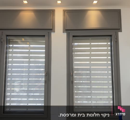 שני חלונות עם תריסים סגורים במטבח